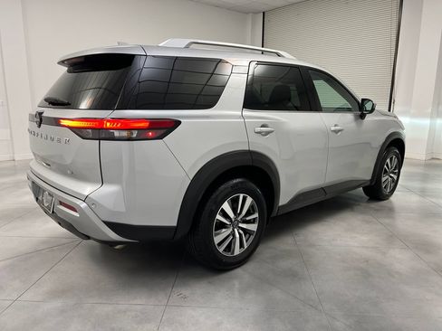 Used 2025 Nissan Pathfinder SL FWD image 9