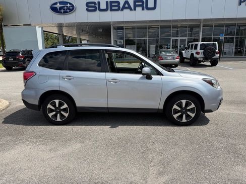 Used 2017 Subaru Forester 2.5i Limited AWD/4WD image 2