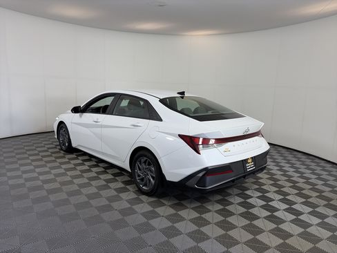 Used 2024 Hyundai Elantra SEL FWD image 3