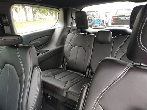 New 2026 Chrysler Pacifica Select image 31