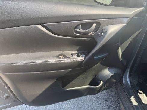 Used 2020 Nissan Rogue S FWD image 11