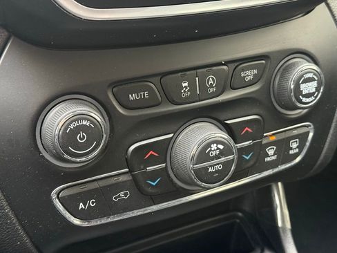 Used 2019 Jeep Cherokee Latitude Plus image 15