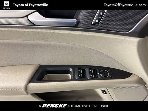 Used 2018 Ford Fusion SE image 25