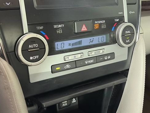 Used 2013 Toyota Camry XLE w/ Convenience Pkg FWD image 19