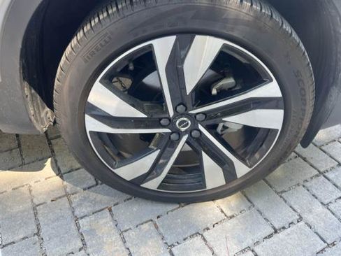 Used 2025 Volvo XC40 B5 Plus AWD/4WD image 9