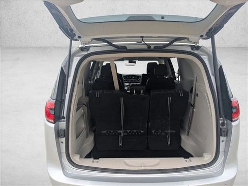 Used 2024 Chrysler Pacifica Touring-L FWD image 7