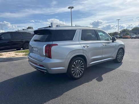 Used 2023 Hyundai Palisade Calligraphy FWD image 2