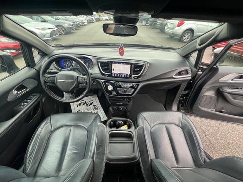 Used 2019 Chrysler Pacifica Touring-L image 18
