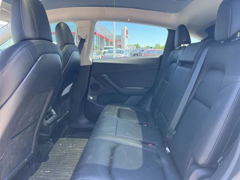 Used 2022 Tesla Model Y Long Range AWD/4WD image 3