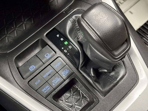 Used 2022 Toyota RAV4 XLE AWD/4WD image 25