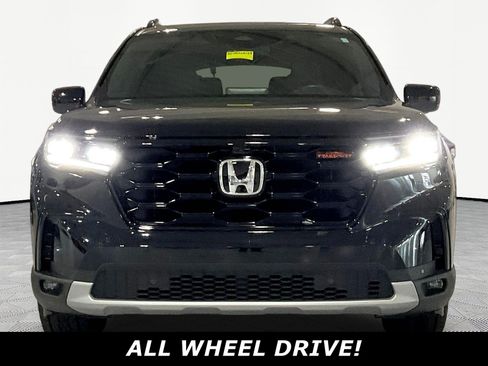 Used 2025 Honda Pilot TrailSport image 2