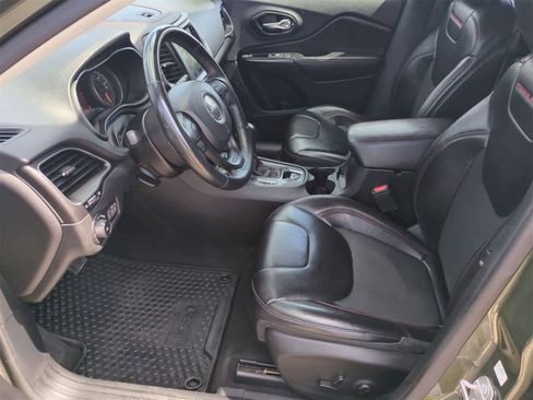 Used 2019 Jeep Cherokee Trailhawk w/ Cold Weather Group image 16