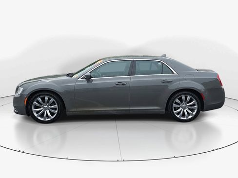 Used 2017 Chrysler 300 Limited image 5