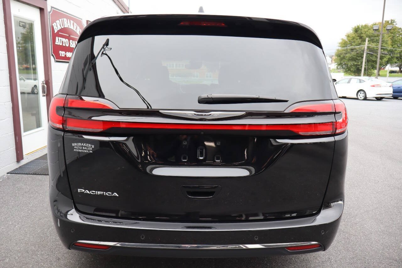 Used 2025 Chrysler Pacifica Select FWD image 3