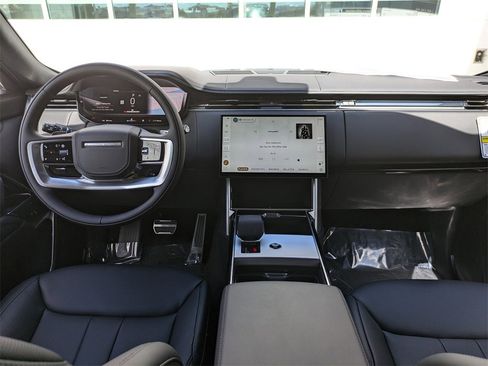 New 2025 Land Rover Range Rover Long Wheelbase SE image 15
