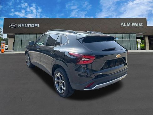 Used 2025 Chevrolet Trax LT w/ LT Convenience Package image 7