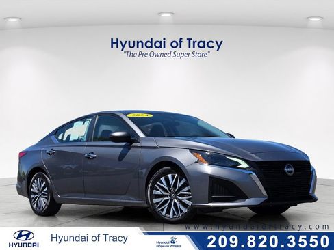 Used 2024 Nissan Altima 2.5 SV FWD image 1