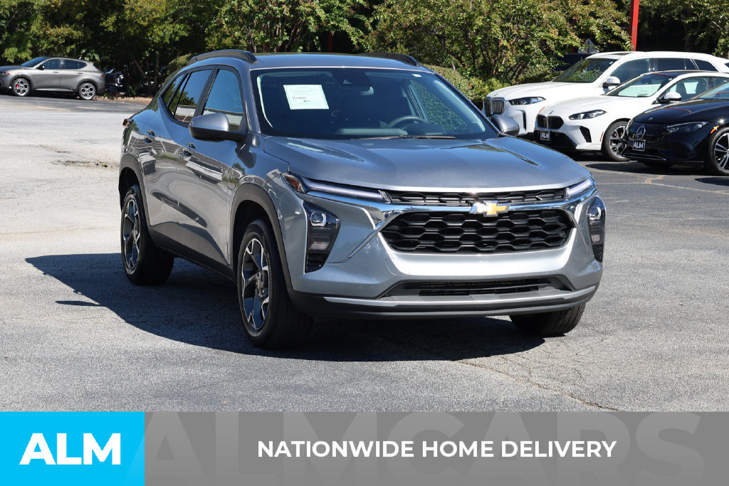 Used 2025 Chevrolet Trax LT FWD image 4