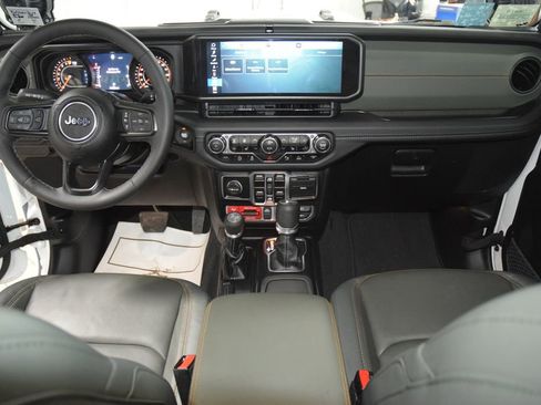 Used 2025 Jeep Gladiator Mojave AWD/4WD image 27
