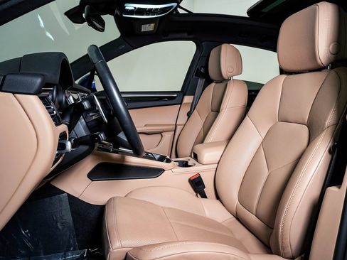 Certified 2025 Porsche Macan image 5