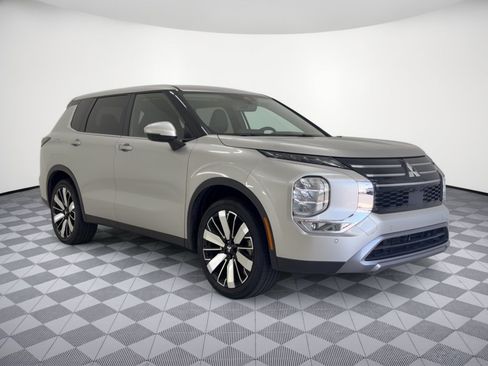 Used 2025 Mitsubishi Outlander SE FWD image 7