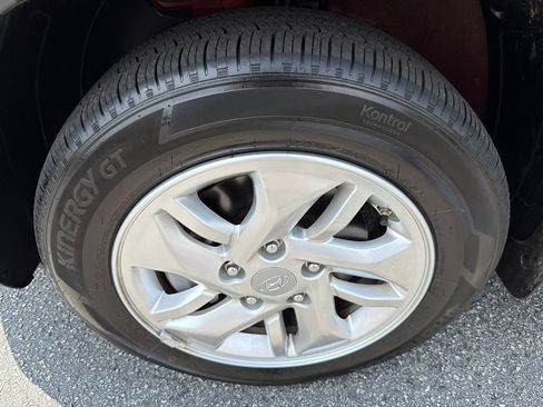 Used 2025 Hyundai Venue SE FWD image 11