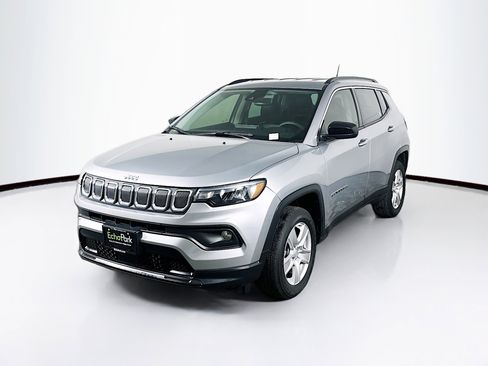 Used 2022 Jeep Compass Latitude image 3