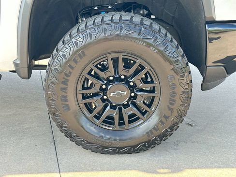 Used 2025 Chevrolet Silverado 2500 ZR2 w/ Technology Package AWD/4WD image 10