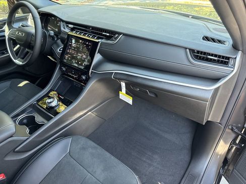 New 2025 Jeep Grand Cherokee Altitude AWD/4WD image 40