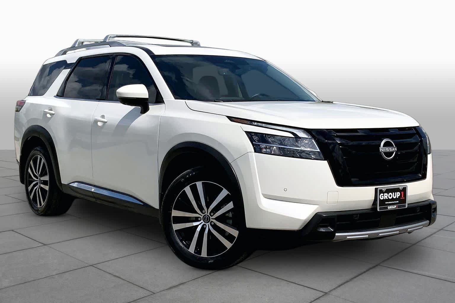 Used 2024 Nissan Pathfinder Platinum FWD image 3