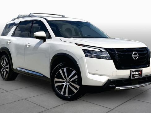 Used 2024 Nissan Pathfinder Platinum FWD image 3
