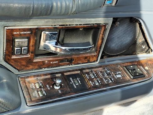 Used 1990 Lincoln Town Car Cartier image 5