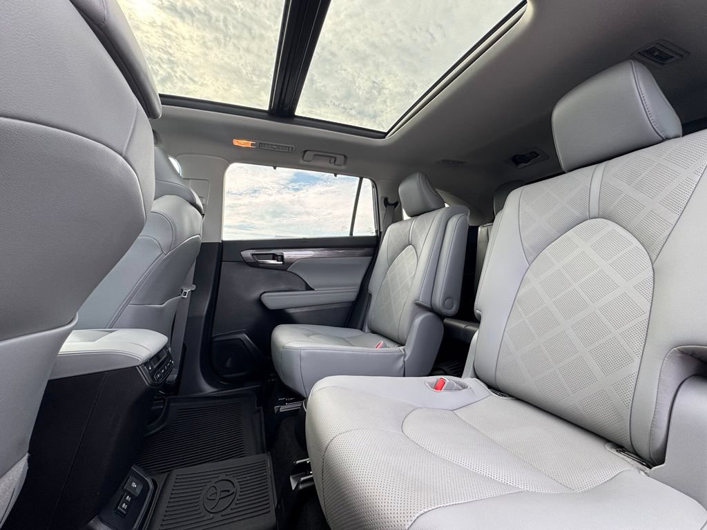 Used 2021 Toyota Highlander Platinum AWD/4WD image 20