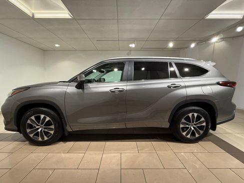 Certified 2025 Toyota Highlander XLE AWD/4WD image 2