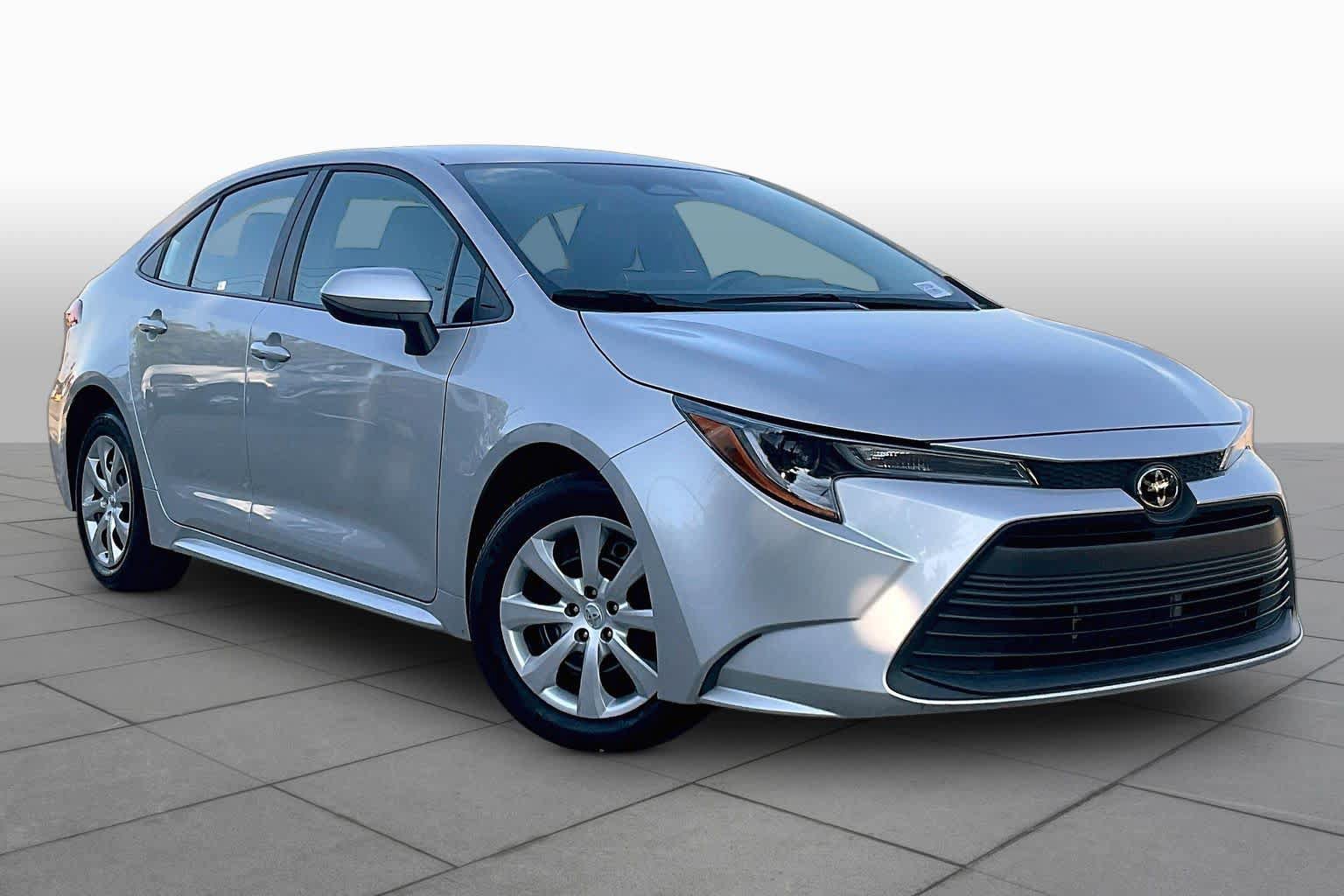 Used 2025 Toyota Corolla LE FWD image 3