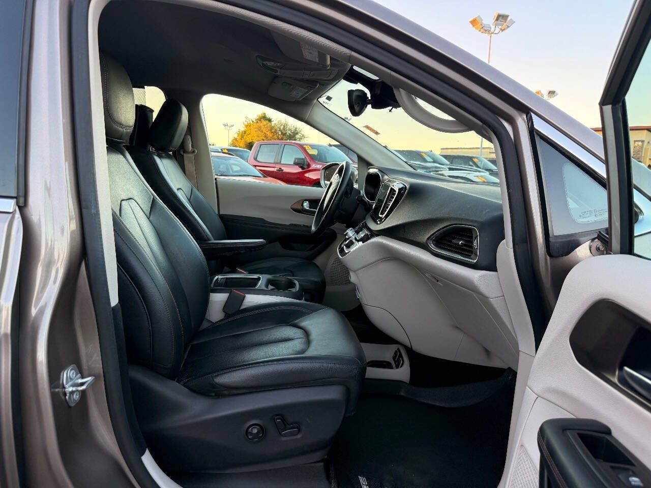 Used 2017 Chrysler Pacifica Touring-L Plus w/ Advanced Safetytec Group FWD image 17