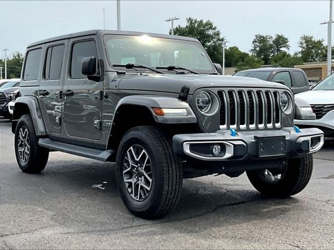 Used 2022 Jeep Wrangler Unlimited Sahara w/ Cold Weather Group AWD/4WD image 3