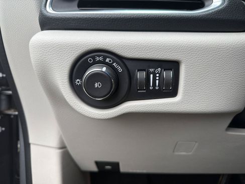 Used 2020 Chrysler Pacifica Limited w/ Advanced Safetytec Group FWD image 17
