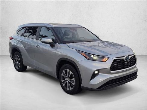 Used 2023 Toyota Highlander XLE FWD image 3