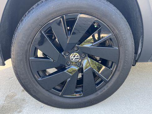 Certified 2024 Volkswagen Atlas Cross Sport SE w/ Black Wheel Package FWD image 11