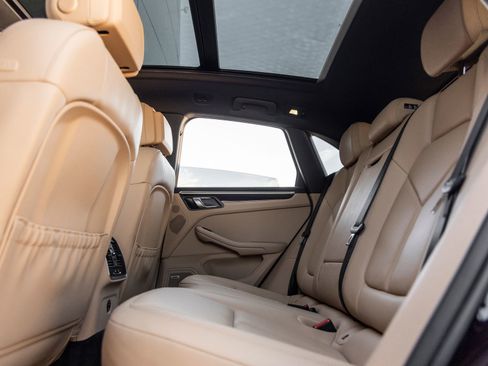 Certified 2023 Porsche Macan AWD/4WD image 36