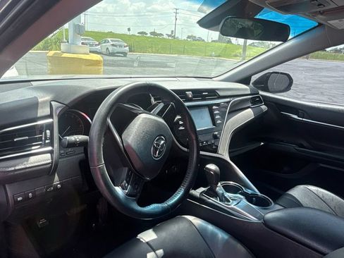 Used 2018 Toyota Camry SE FWD image 3