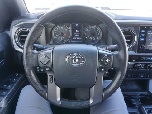 Used 2017 Toyota Tacoma TRD Off-Road AWD/4WD image 3