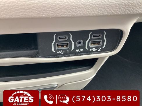 Used 2023 Chrysler Pacifica Touring-L FWD image 23