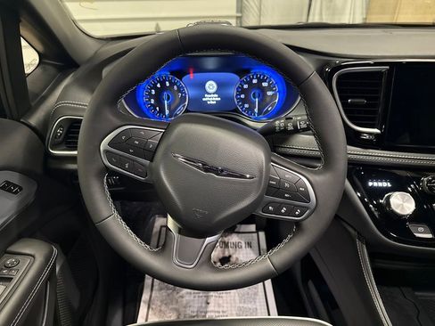 New 2026 Chrysler Pacifica Limited image 14