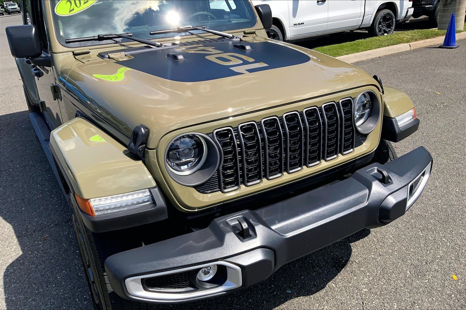 Certified 2025 Jeep Gladiator Sport AWD/4WD image 30