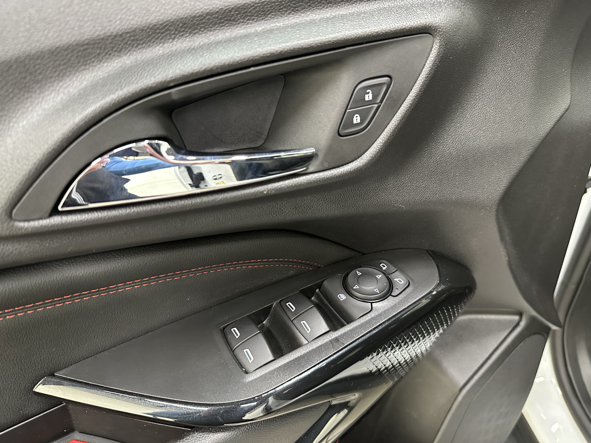 Used 2025 Chevrolet Trax RS w/ Sunroof Package FWD image 29