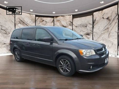 Used 2017 Dodge Grand Caravan SXT FWD image 3