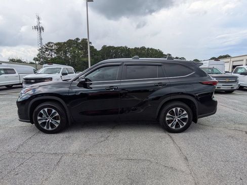 Used 2024 Toyota Highlander XLE FWD image 7