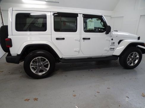 Certified 2022 Jeep Wrangler Unlimited Sahara w/ Cold Weather Group image 19